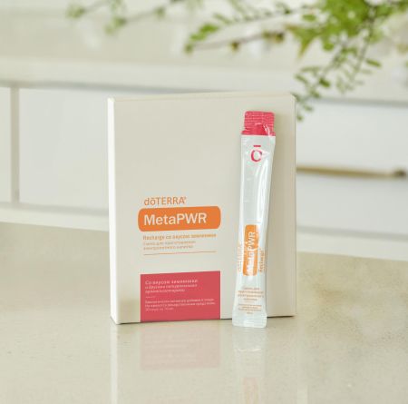 doTERRA MetaPWR Recharge (земляника лесная) смесь для приготовления электролитного напитка, 30 саше по 10 мл