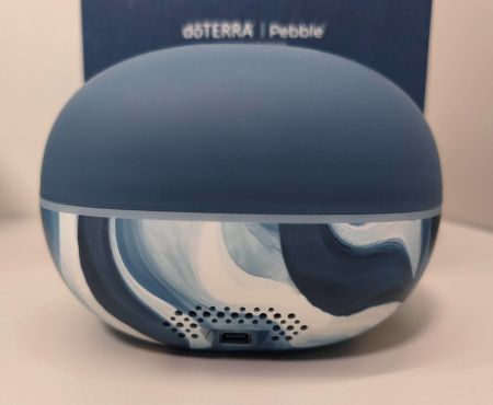 Картинка Набор dōTERRA «Аквамариновая весна» диффузор Pebble (100 мл) и смесь «Айлэнд минт» (15 мл) от магазина dōTERRA