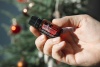 Картинка «Холидей Джой» смесь эфирных масел для создания уюта, doTERRA Holiday Joy, 15 мл от магазина dōTERRA
