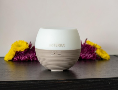 Картинка Диффузор doTERRA Лепесток 2.0 (PETAL DIFFUSER) для эфирных масел (240 мл) от магазина dōTERRA