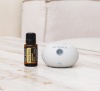 Картинка Набор dōTERRA «Солнце внутри» портативный диффузор Bubble серый с датчиком движения и "Солнечный цитрус", 15 мл от магазина dōTERRA